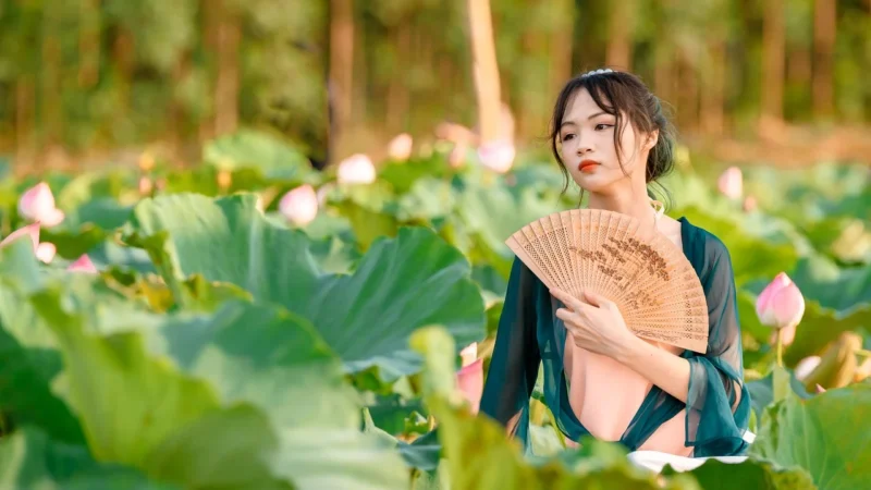 Leafless Hanging Neck Silent Fan USB Charging Outdoor Portable Mini Four-leaf Clover Fan with Lanyard